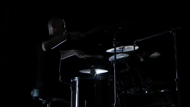 Bonne musique au parfum d'un batteur professionnel. Vue latérale. Fond noir. Mouvement lent — Video