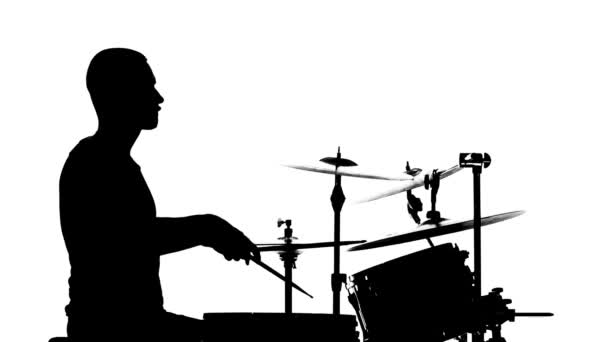 Performer speelt professioneel muziek op drums. Witte achtergrond. Silhouetten. Zijaanzicht. Slow motion — Stockvideo