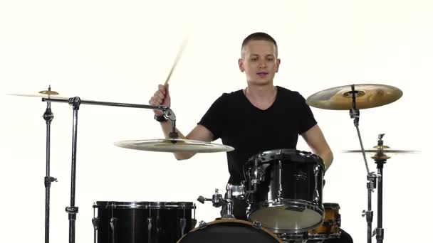 Bubeník hraje energické hudby na bicí soupravu. Bílé pozadí. Zpomalený pohyb — Stock video