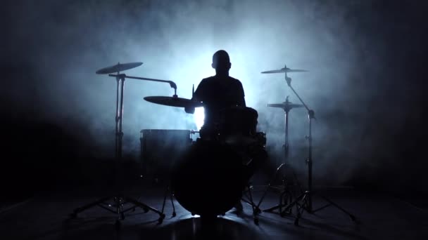 Energieke muziek bij de uitoefening van een professionele drummer. Zwarte achtergrond. Silhouet. Slow motion — Stockvideo