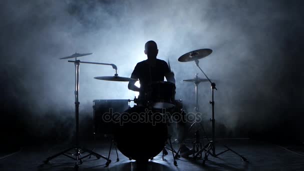 Energieke muziek bij de uitoefening van een professionele drummer. Zwarte achtergrond. Silhouet — Stockvideo