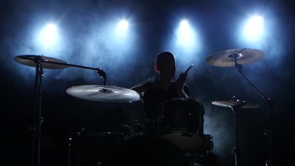 Energieke muziek bij de uitoefening van een professionele drummer. Zwarte rokerige achtergrond. Silhouet — Stockvideo