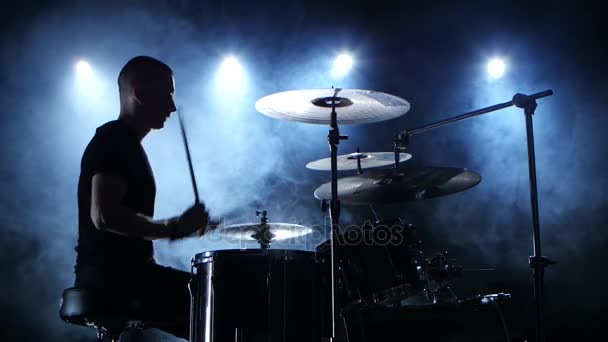 Professioneel muzikant speelt muziek op drums. Rokerige achtergrond. Zijaanzicht. Silhouet. Achtergrondverlichting — Stockvideo