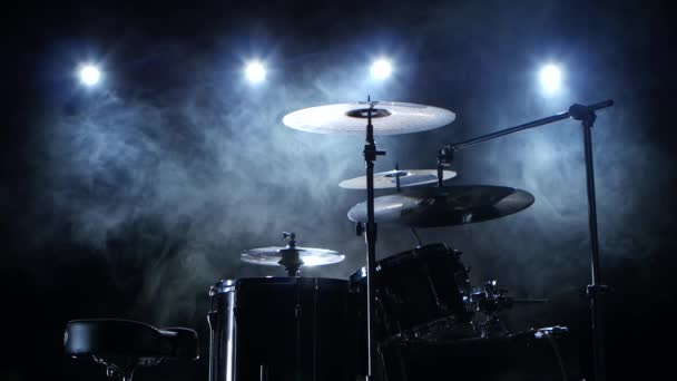 Professional drum set met stoel. Zwarte rokerige achtergrond. Achtergrondlicht. Zijaanzicht — Stockvideo