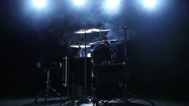 Professional drum set met stoel. Zwarte rokerige achtergrond. Achtergrondlicht. Zijaanzicht — Stockvideo