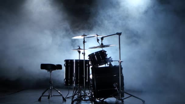 Drum kit για επαγγελματική χρήση. Μαύρο φόντο καπνιστή. Πίσω φως. — Αρχείο Βίντεο