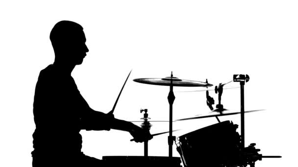 Performer speelt professioneel muziek op drums. Witte achtergrond. Silhouetten. Zijaanzicht — Stockvideo