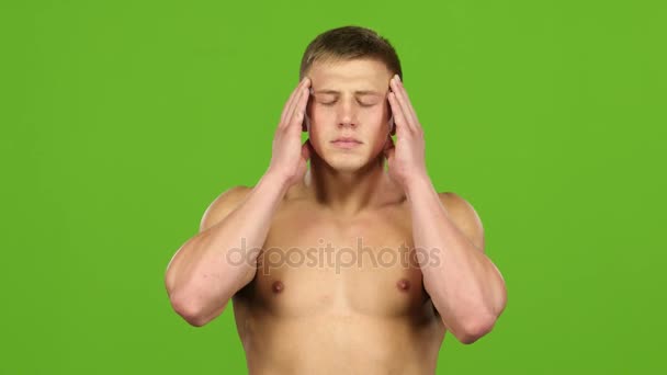 頭痛を持つ男は彼の寺院、手緑画面をマッサージ — ストック動画