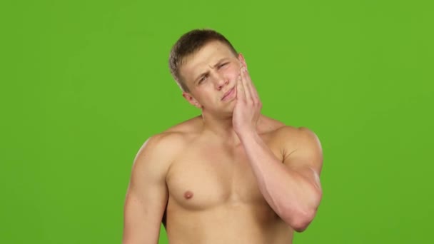 运动员男子患牙痛和揉下巴用一只手 — 图库视频影像