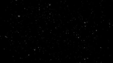 Gerçekçi kar taneleri düşüyor, kar siyah arka plan üzerinde sakin. Bilgisayar grafikleri