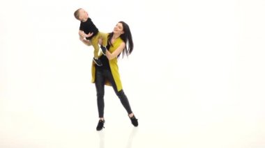 Anne oğlunu gülüyor daireler. Beyaz arka plan. Ağır çekim