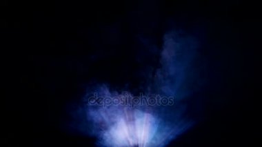 Arkadan aydınlatmalı sahne çok renkli projektör kiriş ve duman, siyah arka plan