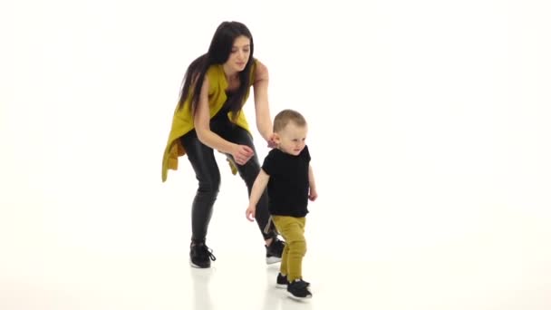 Des marches d'enfant à l'étage dans une chambre spacieuse. Fond blanc. Mouvement lent — Video