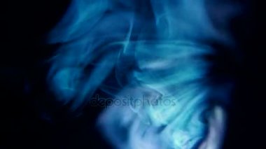 Projektör siste, ışık ışınları parlak ışıktan. Portre