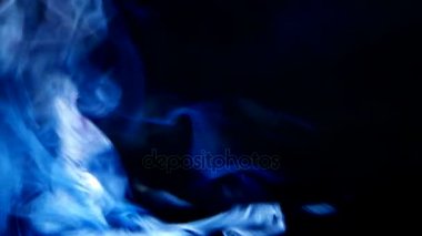 Portre siyah arka plan, duman ve mavi projektörden ışık