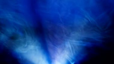 Duman yayılan projektör, gelen mavi ışık ışınları. Portre