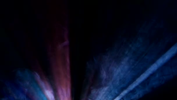 Přesouvání vícebarevné paprsky světlometů v nočním klubu kouře scéně, closeup — Stock video
