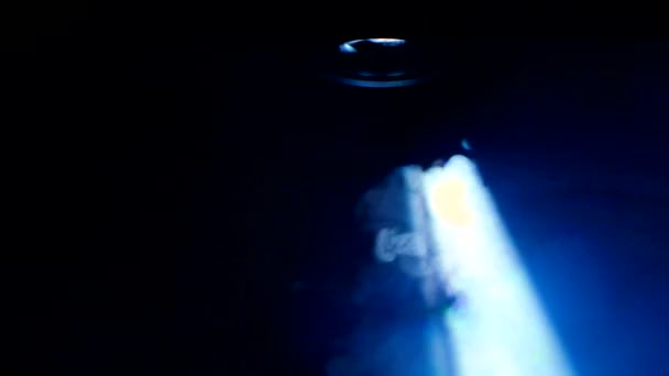 Werkende lens van de projector in donkere studio. Close-up, bovenaanzicht — Stockvideo