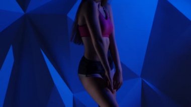 Yaramaz twerk mavi grafik arka plan üzerinde profesyonel dansçı dan. Yakın çekim