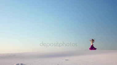 Kız oryantal kumlu çölde dans dans ediyor, onun hareketleri benzersizdir. Ağır çekim