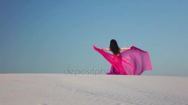 Dansçı pembe Pembe duvak elinde kumlu çölde. Ağır çekim