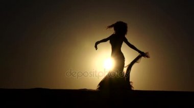 Karşı günbatımı dans oryantal dans dansçı. Siluet. Ağır çekim