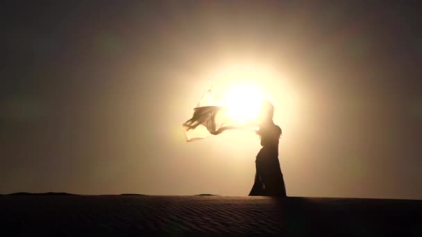 Girl on the sunset makes graceful movements. Slow motion . Silhouette — Stock Video