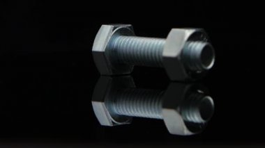 Metal somun vida açmak siyah arka plan stüdyo vidalı