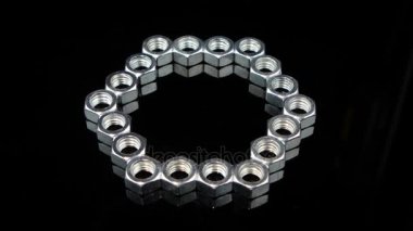 Daire şeklinde dizilmiş fındık grup koyu arka planı döndürür