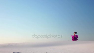 Esmer oryantal kumlu çölde dans dans ediyor, onun hareketleri benzersizdir. Ağır çekim