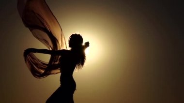 Karşı günbatımı dans oryantal dans dansçı. Siluet. Ağır çekim