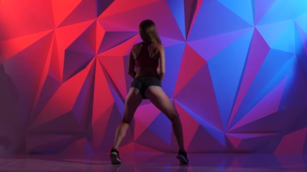 明るいグラフィック背景にショート パンツの女の子と戦利品ダンス — ストック動画