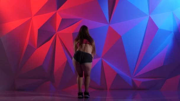 Taneční kořist s holkou sexy šortky na světlé grafické pozadí — Stock video