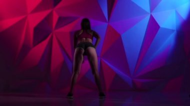 Ganimet danse parlak grafik arka plan üzerinde şortlu kız ile. Ağır çekim