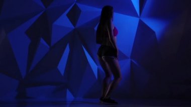 Twerk mavi bir grafik arka plan üzerinde profesyonel dansçı dans. Ağır çekim