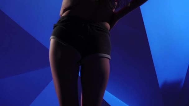 Professionell dansare booty på blå grafisk bakgrund. Slow motion. Närbild — Stockvideo