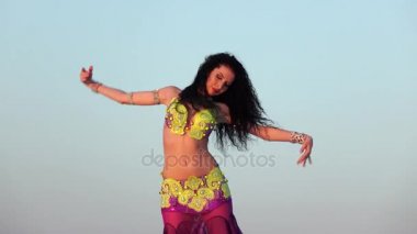 Esmer profesyonel dansçı olan, ellerinde parlak bilezik var.