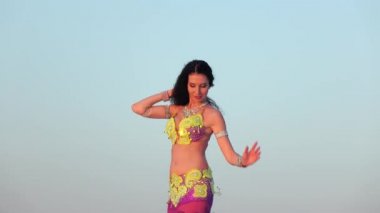 Dansçı mavi gökyüzü arka plan karşı vücudu ile cinsel hareketler yapar