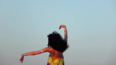 Kız dansları oryantal dans, o sevimli cinsel hareket eder ve gülümsüyor