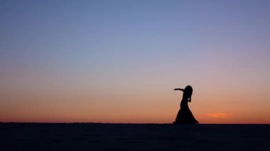 Plaj dansları oryantal dans profesyonel şirin dansçı. Siluet