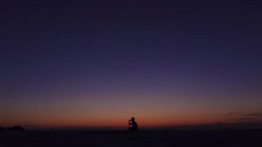 Adam onun relax ile gün batımına karşı elektronik sigara içiyor. Siluet