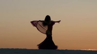 Dansçı karşı günbatımı oryantal dans dans. Siluet