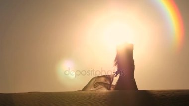 Dansçı vücudu ile cinsel hareketler yapar. Siluet