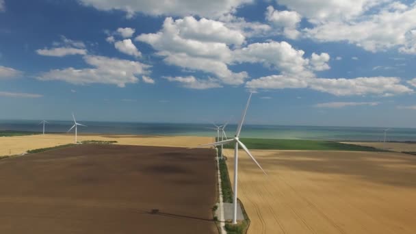 Motor eólico industrial sobre fondo de capa verde amarilla. Encuesta aérea — Vídeos de Stock