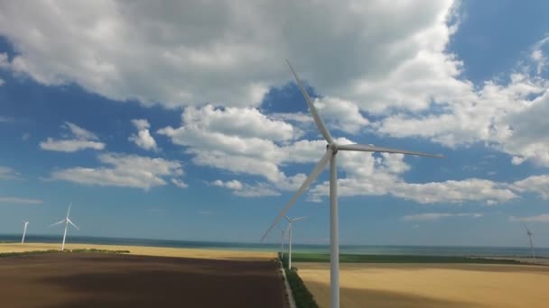 風力発電機では、海の海岸にエネルギーに変換します。航空測量 — ストック動画