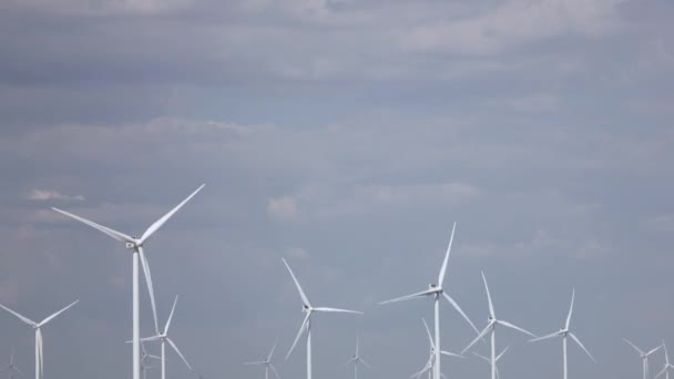 Motores eólicos con palas fuentes de energía eólica renovables. De cerca. — Vídeos de Stock