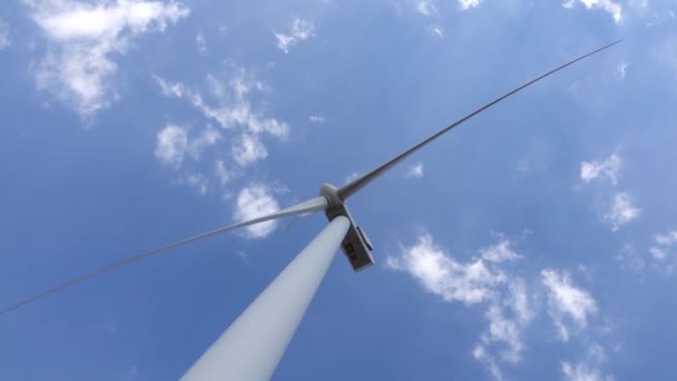 Lâminas de turbina eólica revitalizando o poder da vista do vento a partir de baixo. Fechar — Vídeo de Stock