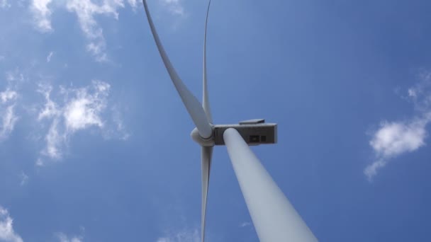 风力发电机组生产生物能源使用创新技术底部视图。关闭 — 图库视频影像