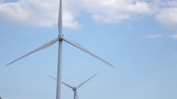 A szél a motor a lapátok helyreállítása bioenergia szél elölnézet. Közelről — Stock videók