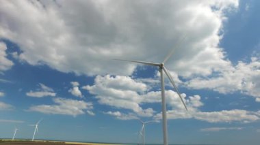 Endüstriyel Rüzgar enerjisi türbinleri mavi kalın beyaz bulutlar gökyüzü. Hava anket